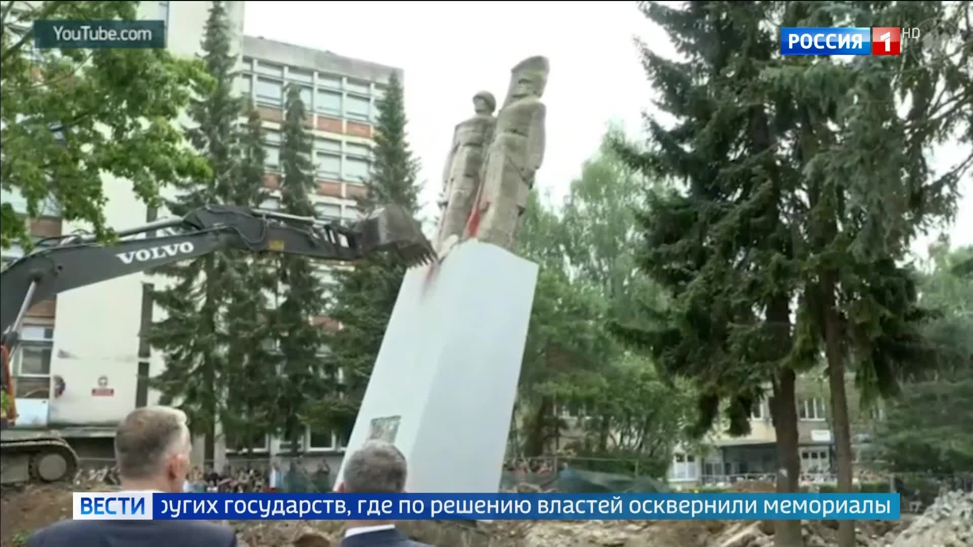 Молодогвардейцы в Москве протестуют против осквернения мемориалов советским воинам