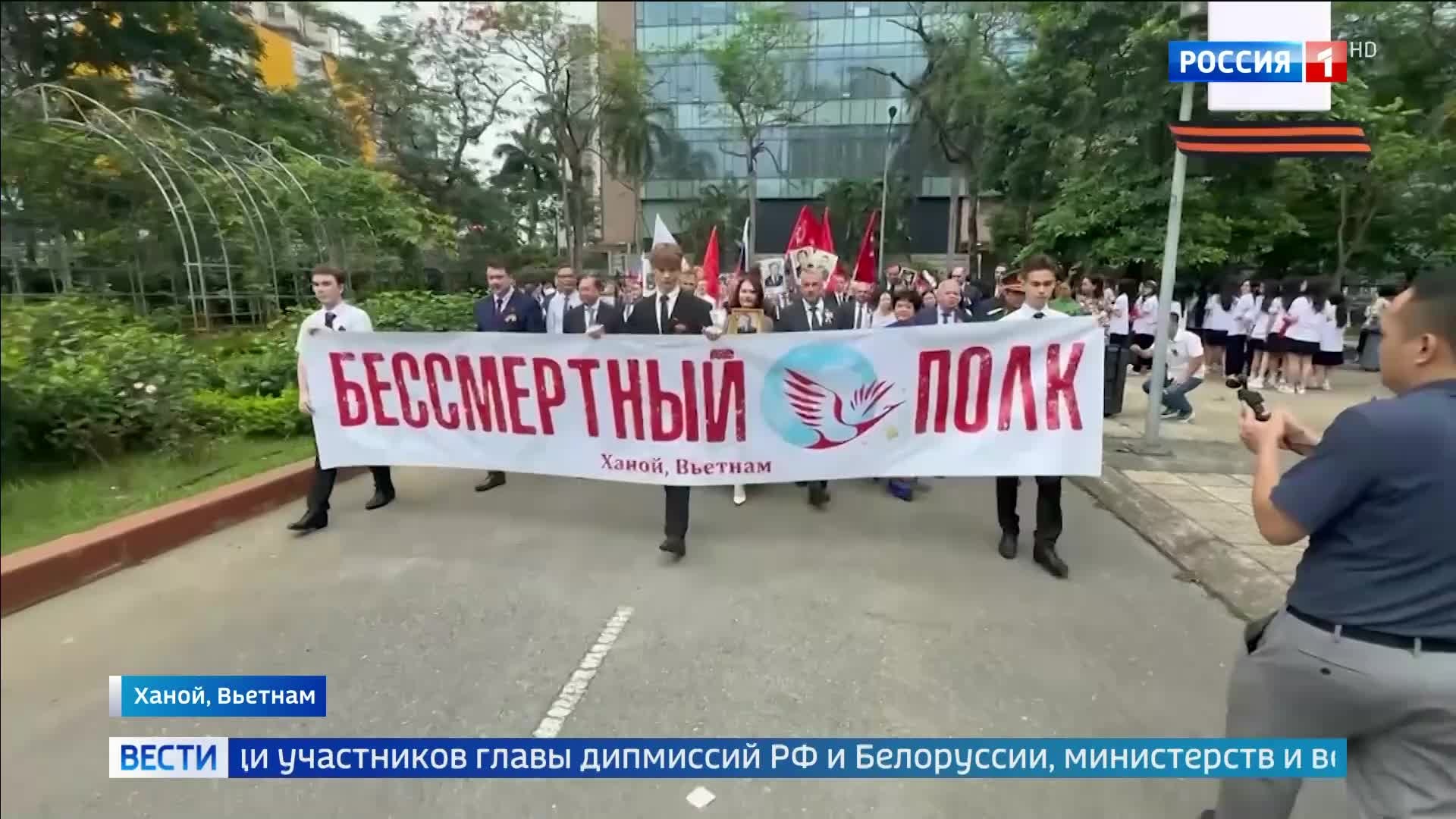 В Ханое более 500 человек приняли участие в "Бессмертном полку", почтив память победы и освобождения Вьетнама.