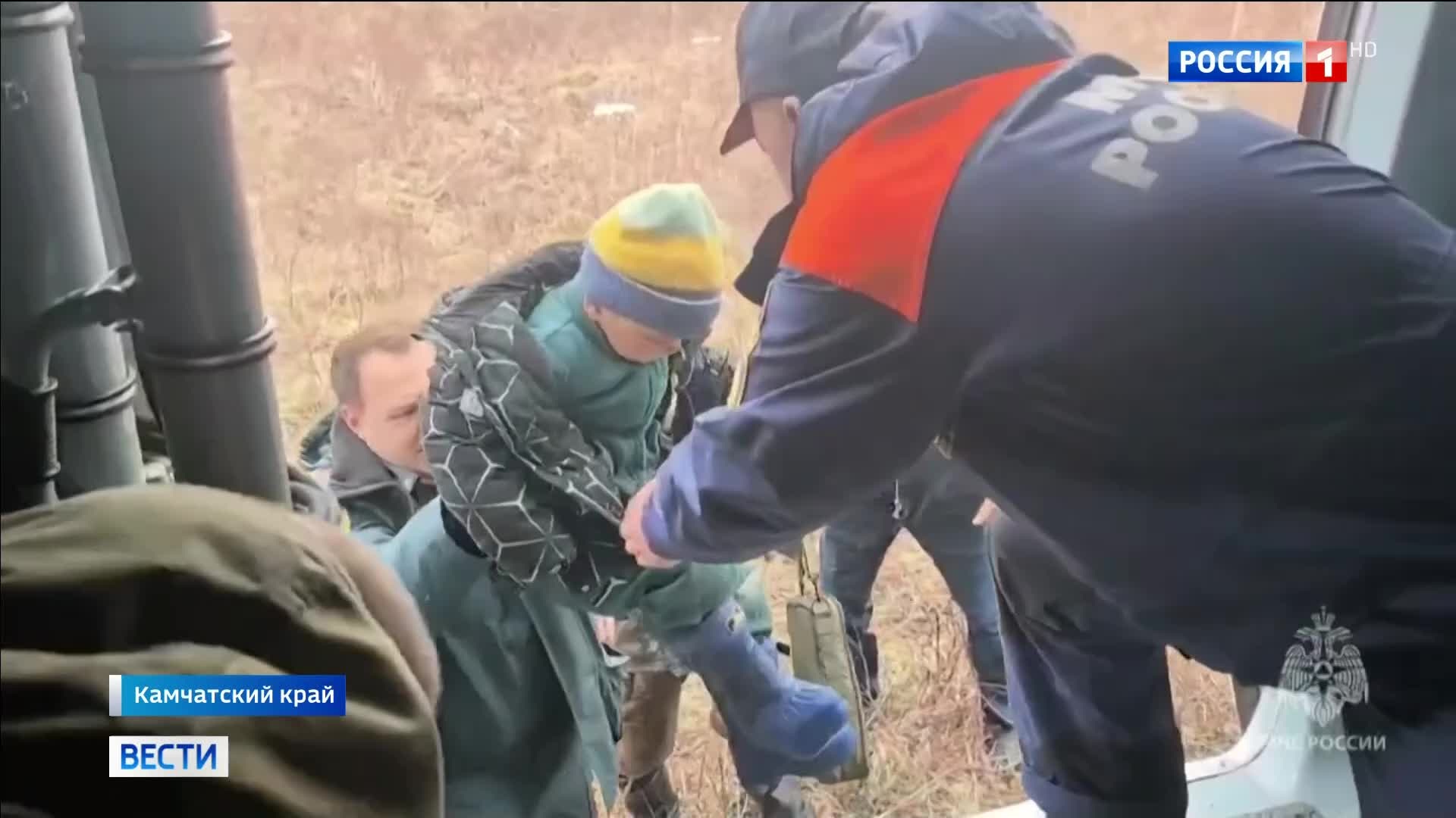 На Камчатке вертолетом спасли заблокированную семью