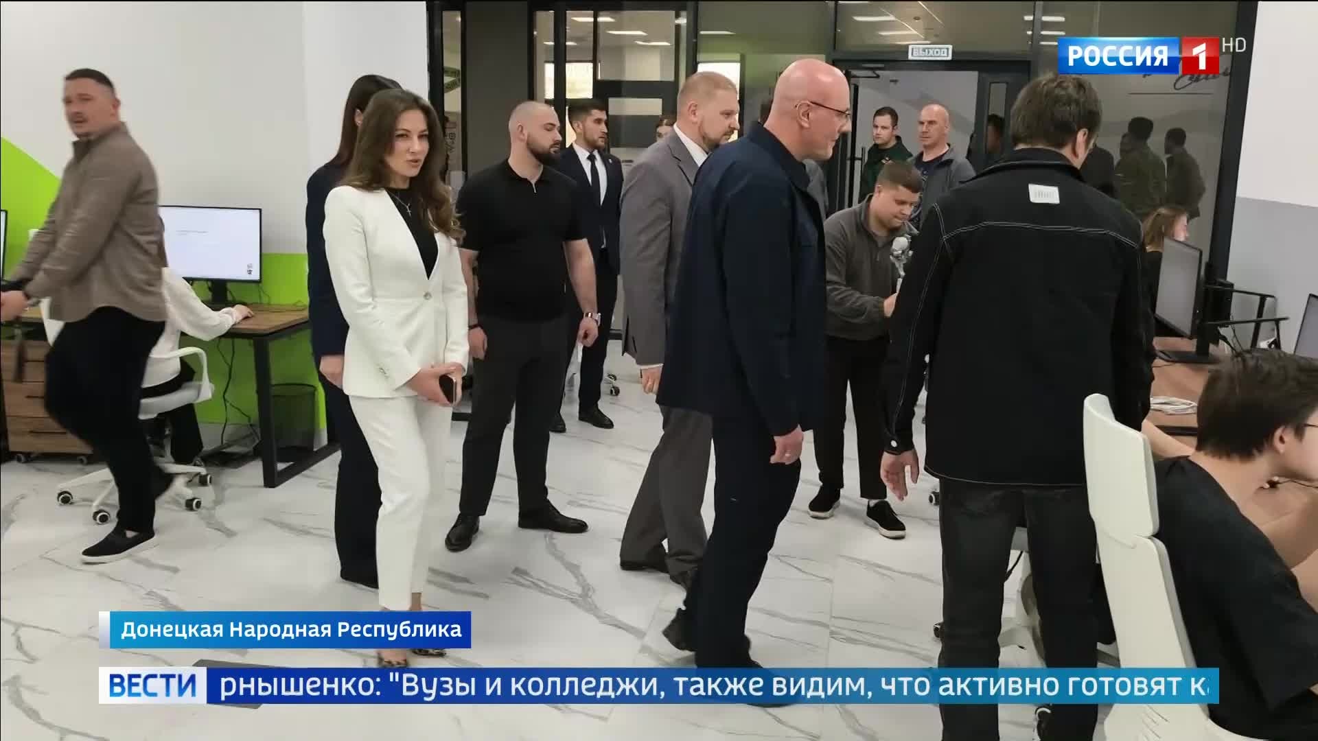 Дмитрий Чернышенко осмотрел образовательные и спортивные объекты в ДНР