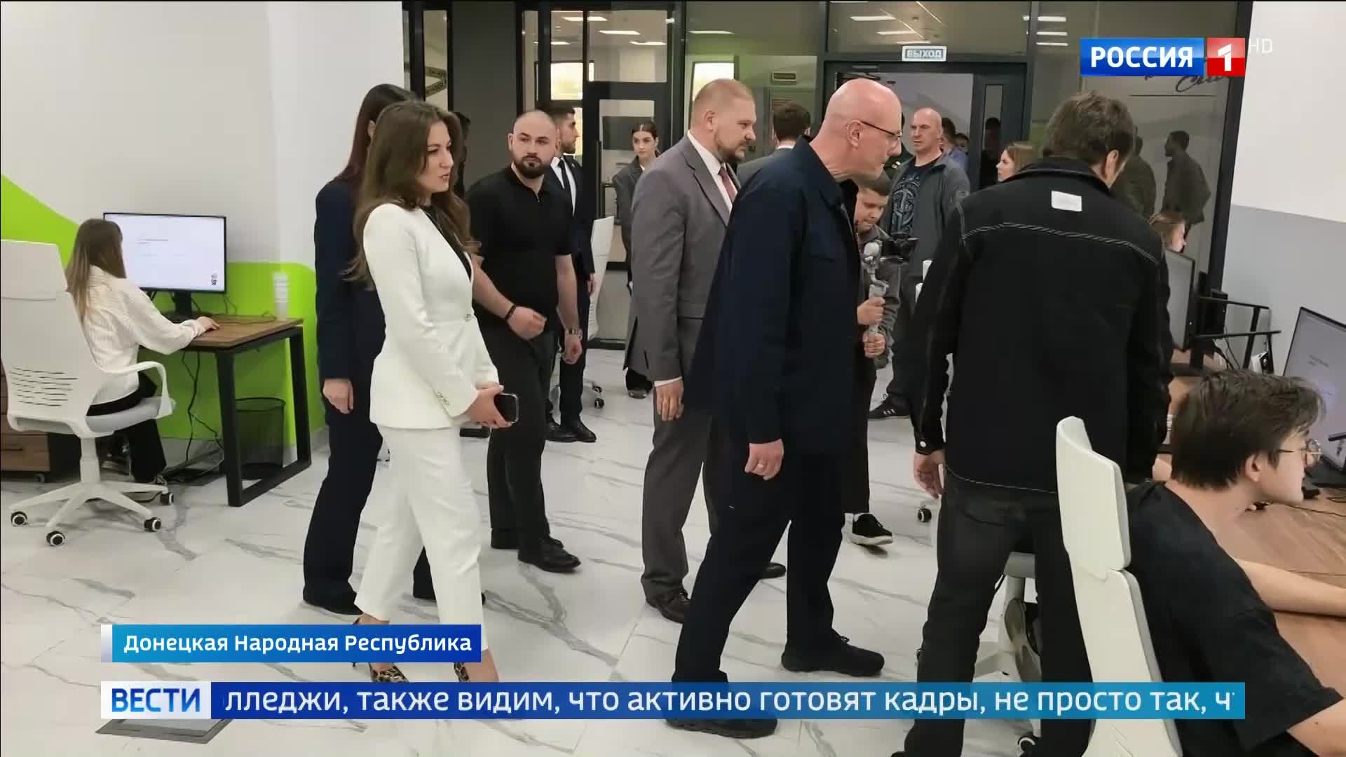 Дмитрий Чернышенко инспектирует образование и спорт в ДНР
