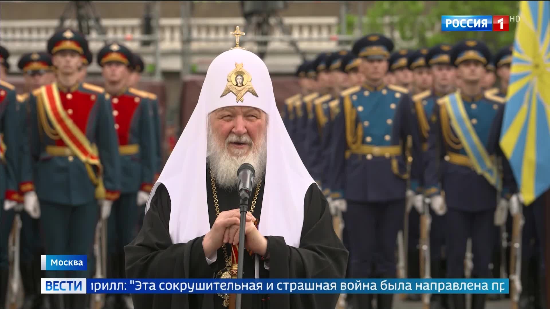 Патриарх Кирилл возложил цветы к Вечному огню