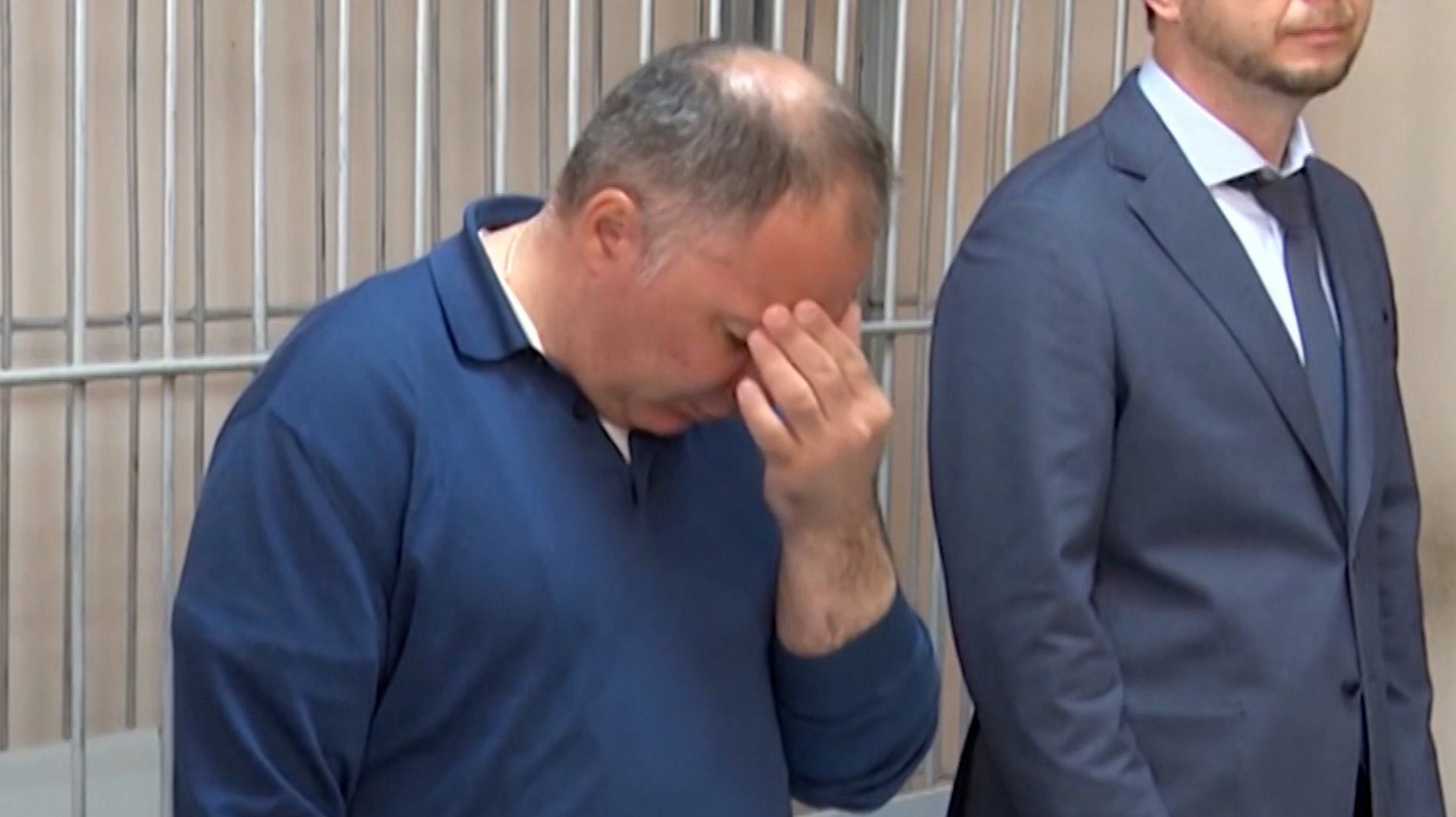 Диван, "Лексус" и подарочные сертификаты в брендовые магазины в качестве взятки