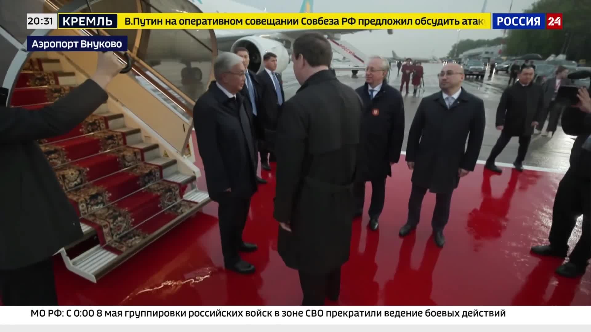 Лидеры стран посетят Красную площадь; цены на нефть растут.