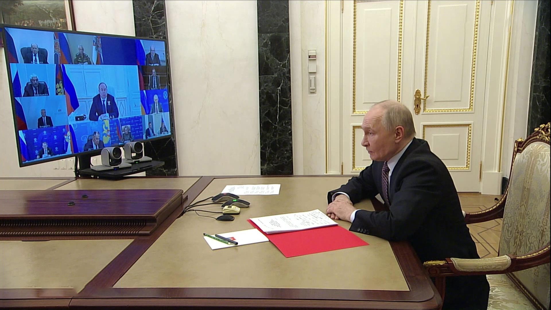 Путин обсудил в Кремле последствия украинского удара по центру управления полетами