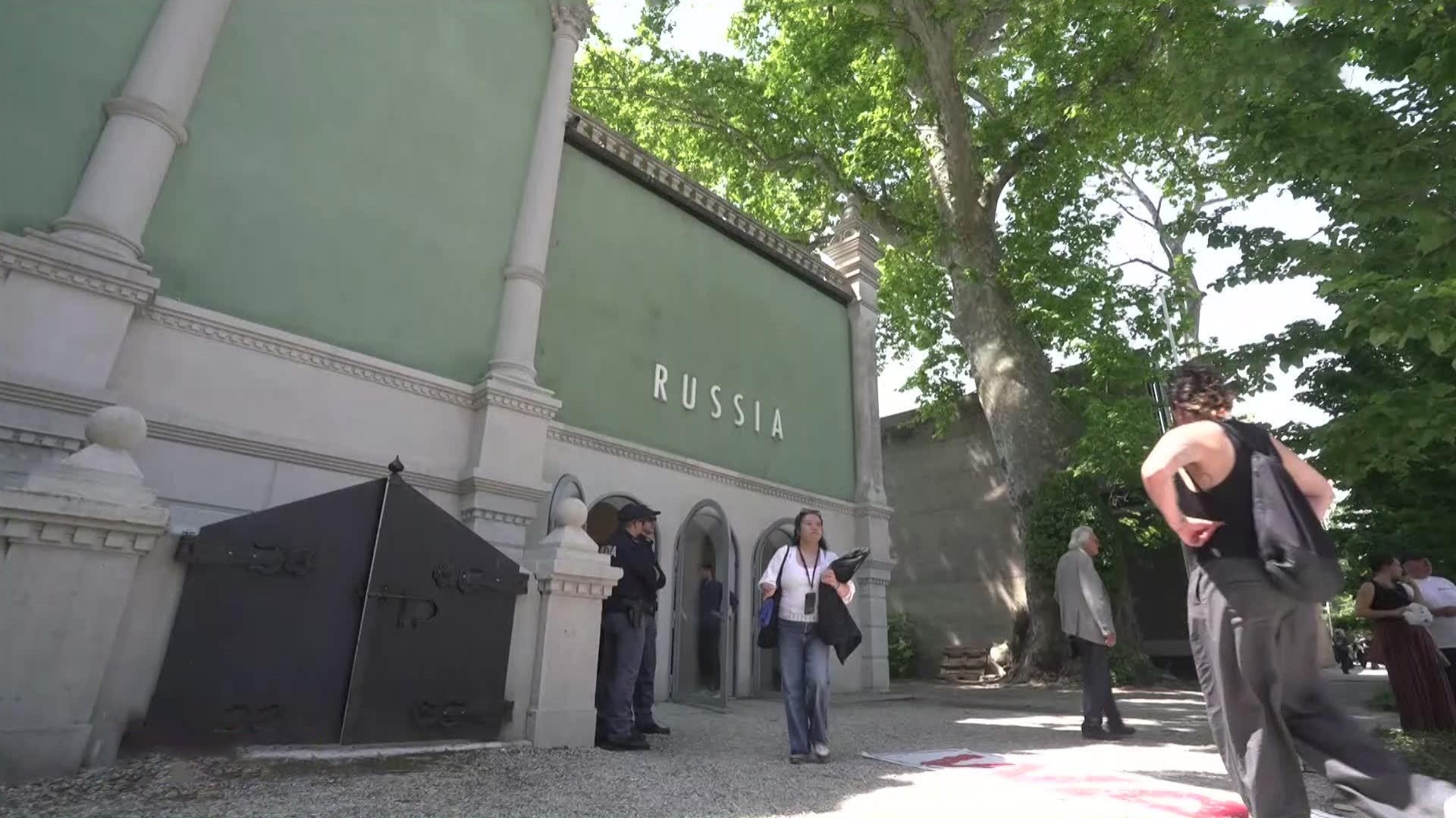 Скандалы и чудеса на Венецианской биеннале: от аварии до вулкана и русского дерева