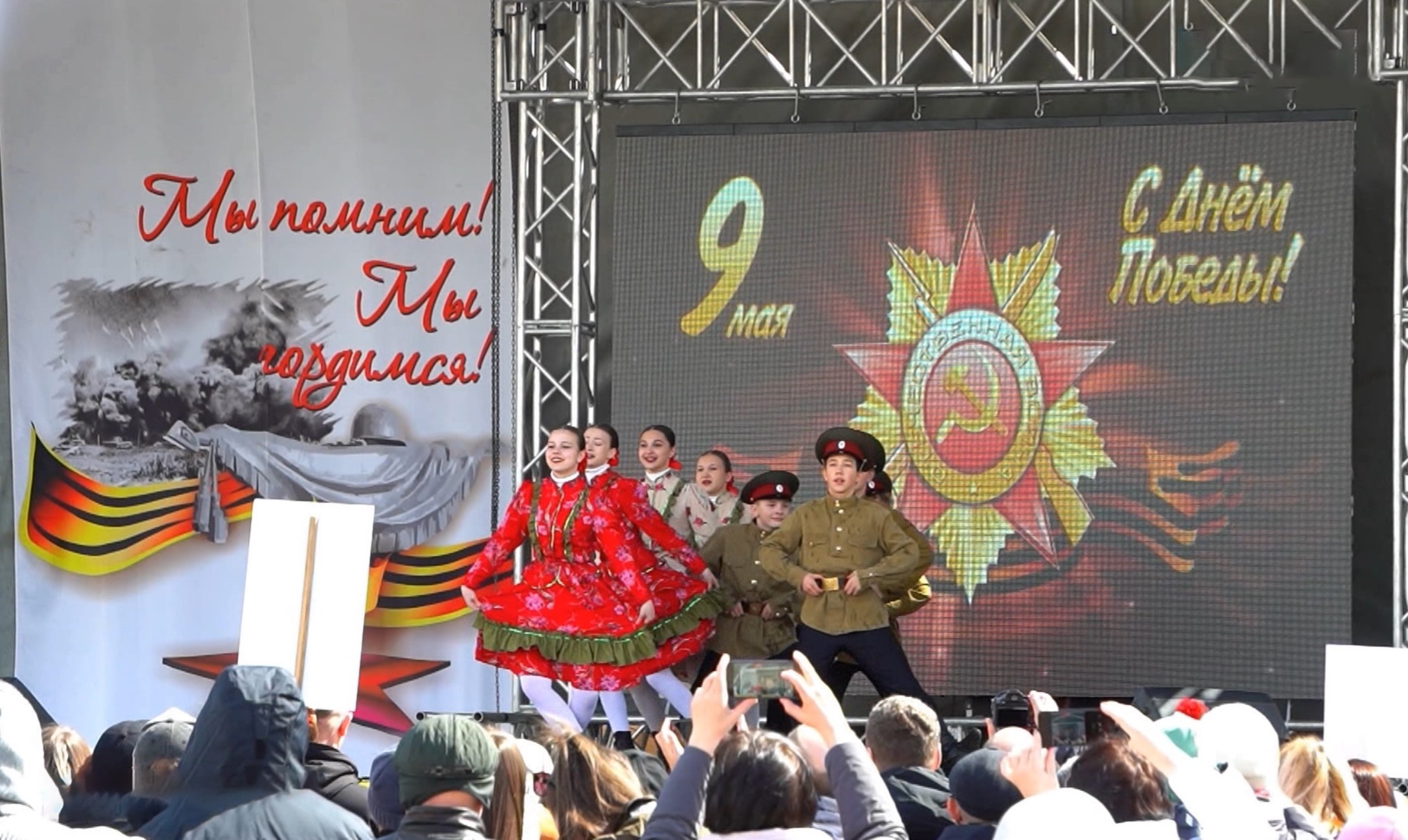 На Соборной площади в Магадане прошел торжественный митинг-концерт