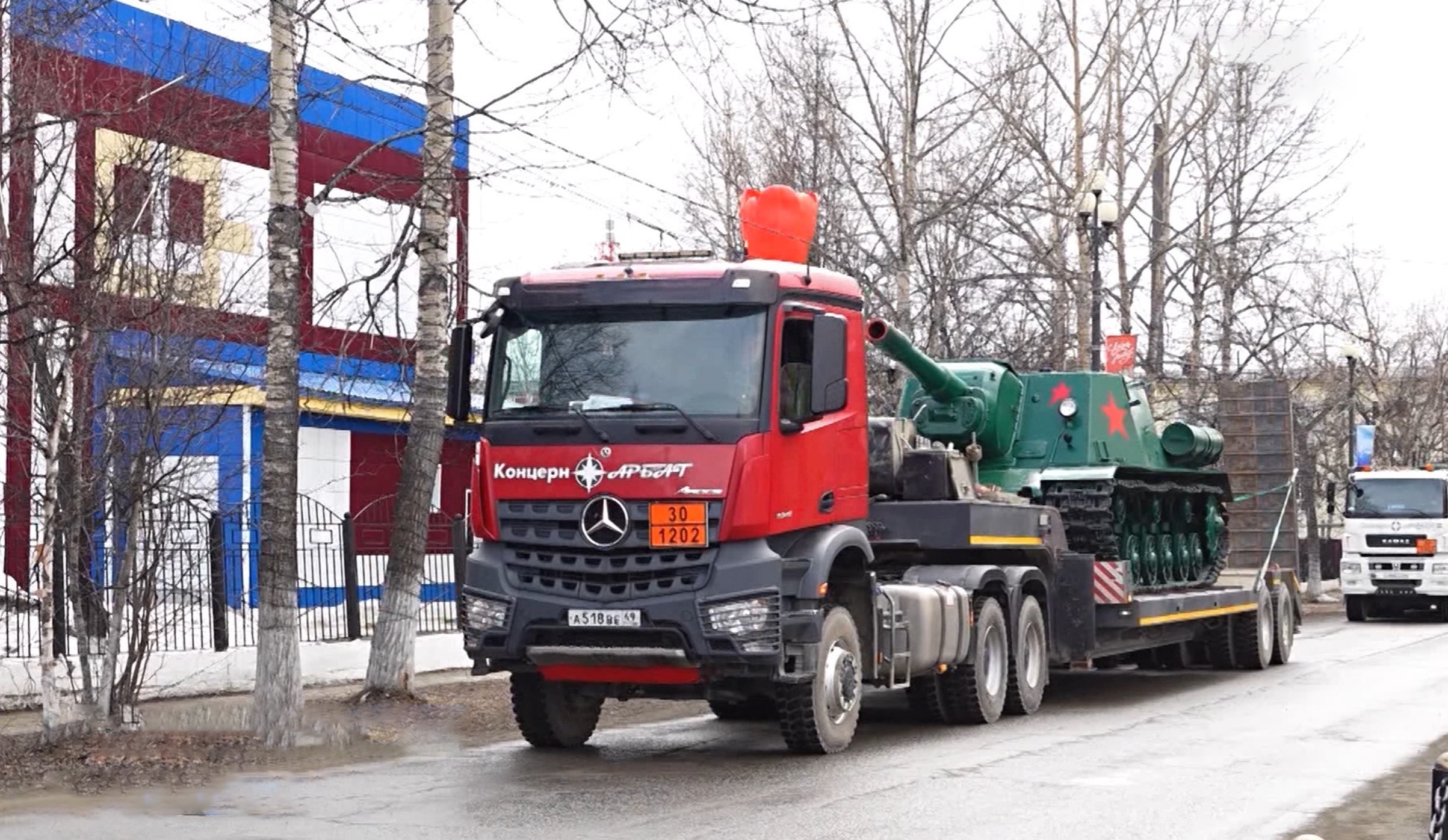 Экспозиция "Оружие Победы" открылась в центре поселка Палатка