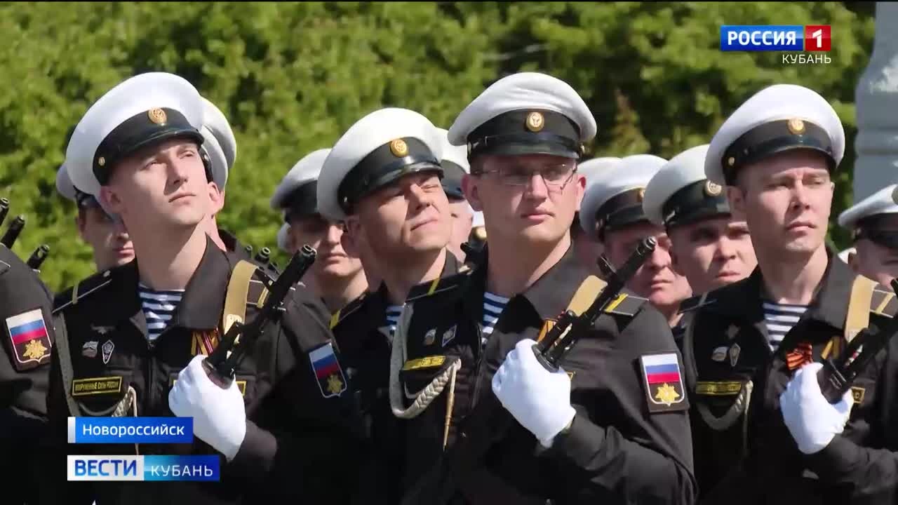 В Новороссийске в военном параде приняли участие более тысячи человек
