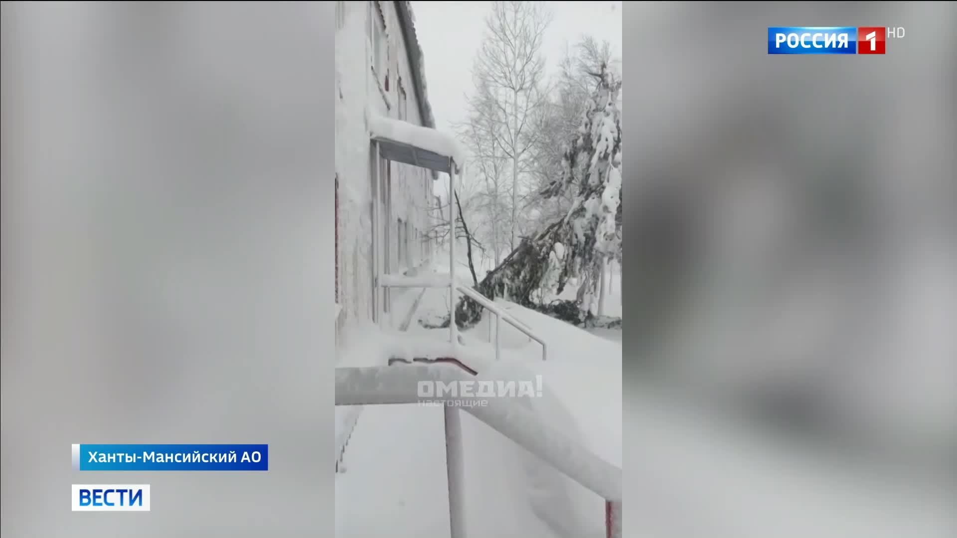 Сильный снегопад парализовал движение в Югре