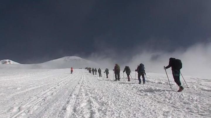 Спасатели эвакуировали туристов с Эльбруса после метели