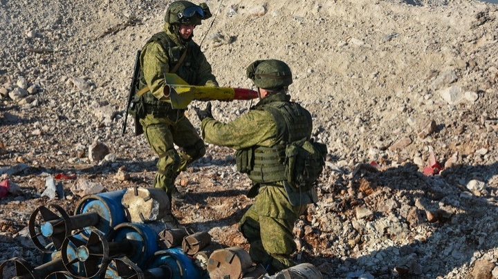 Десантники Запорожья распространяют листовки о мире, сапёры ЛНР очищают земли от мин.