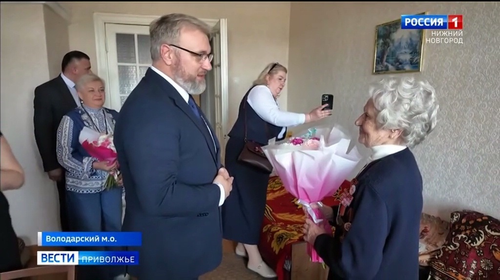 В Володарском округе с Днём Победы поздравили Софью Сергеевну Михееву