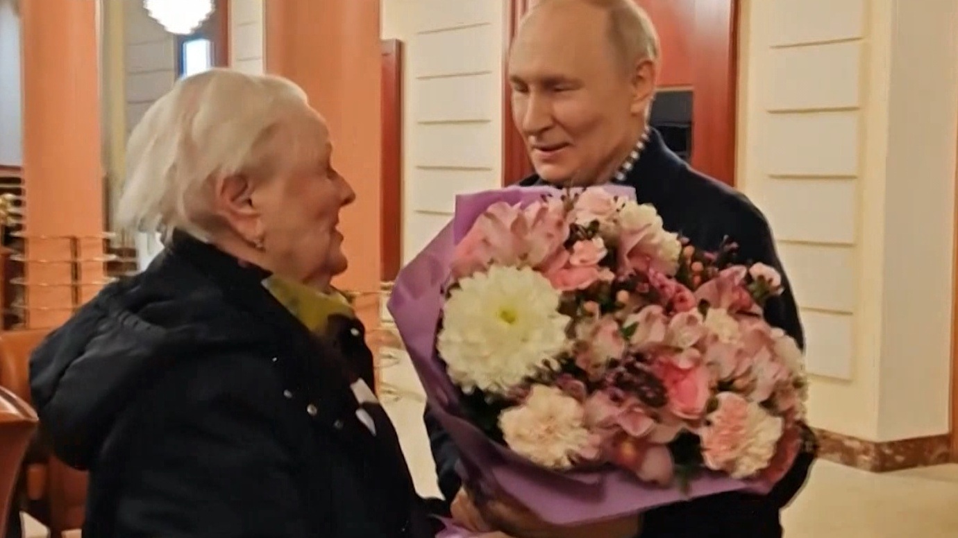 Владимир Путин встречается с учительницей детства Верой Гуревич в Москве