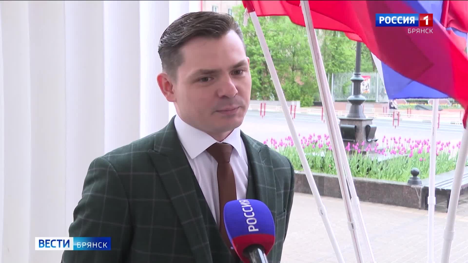Жителей Брянска в День Победы порадовали яркой программой творческие коллективы региона