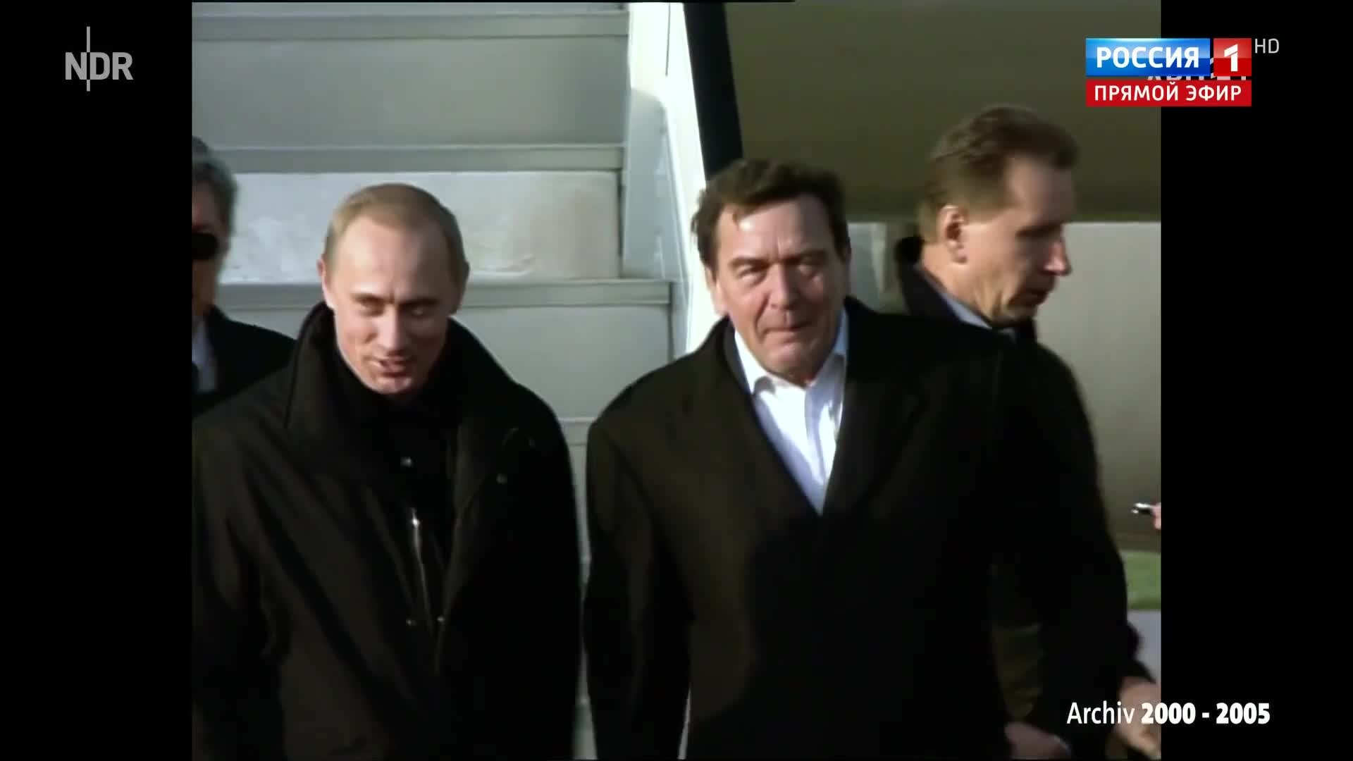 Шредер и Путин празднуют юбилеи в Санкт-Петербурге; вызывают критику.