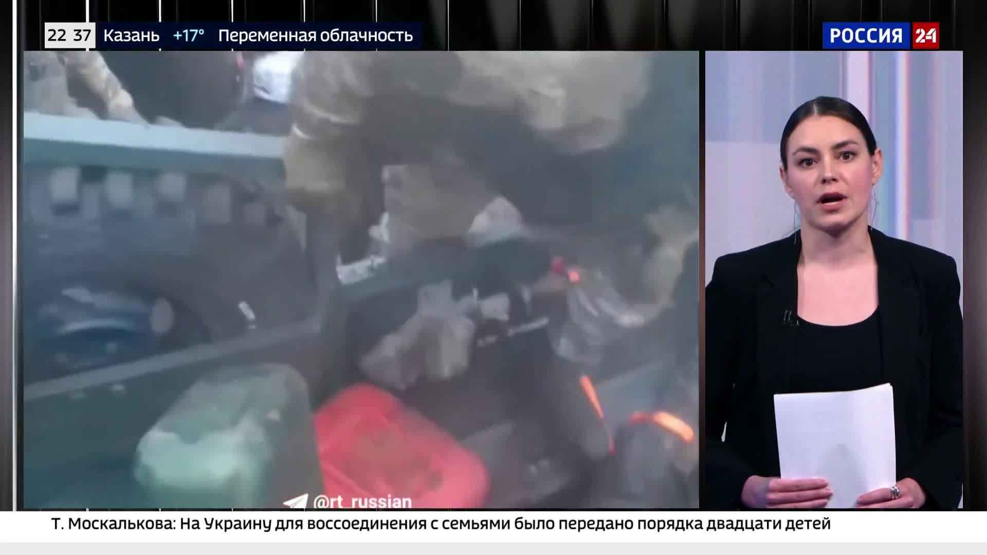 Морские пехотинцы проявляют сплоченность и поддержку.