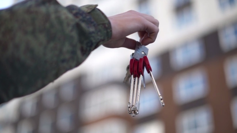Ключи от квартир вручили действующим военнослужащим из Тюмени