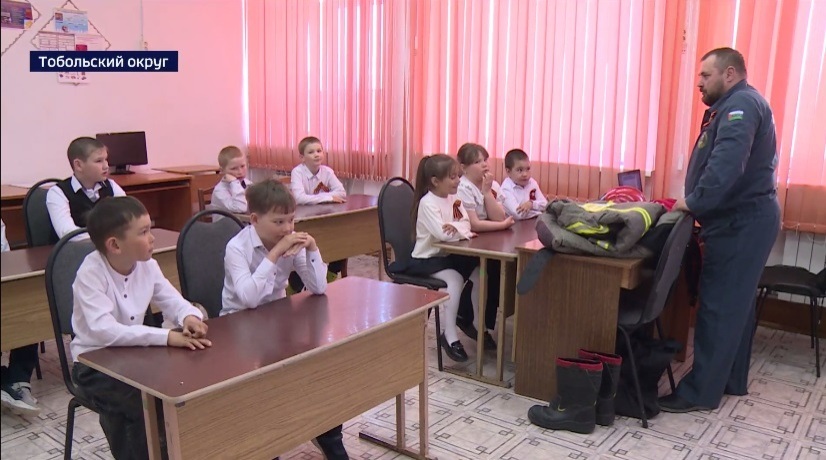 Тобольские школьники примерили форму пожарных