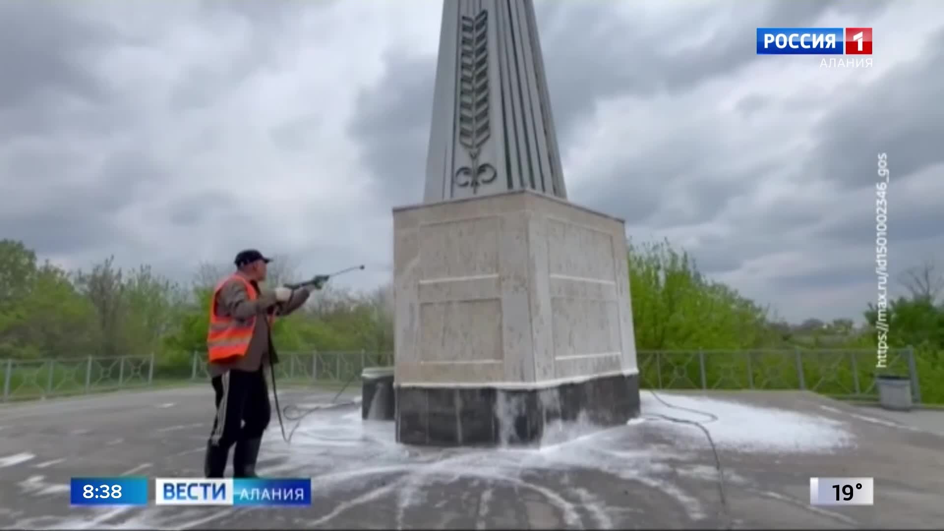 Коммунальщики привели в порядок два объекта на въезде во Владикавказ