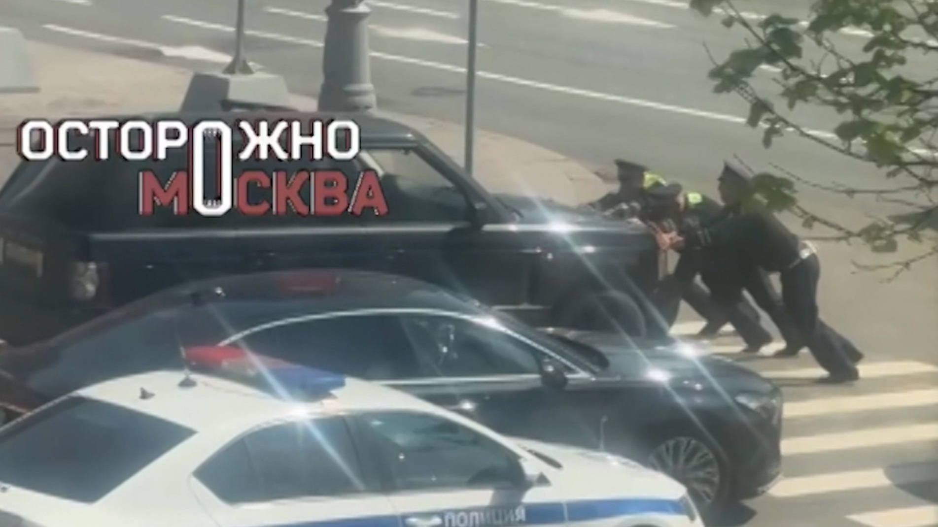 В Москве полицейские помогли девушке на сломавшимся Range Rover