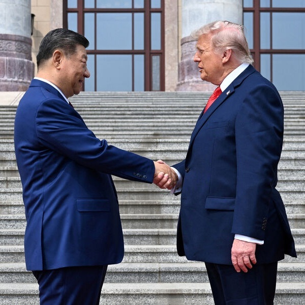 Рукопожатие как символ: Трамп хочет "доминировать", но Си не поддаётся