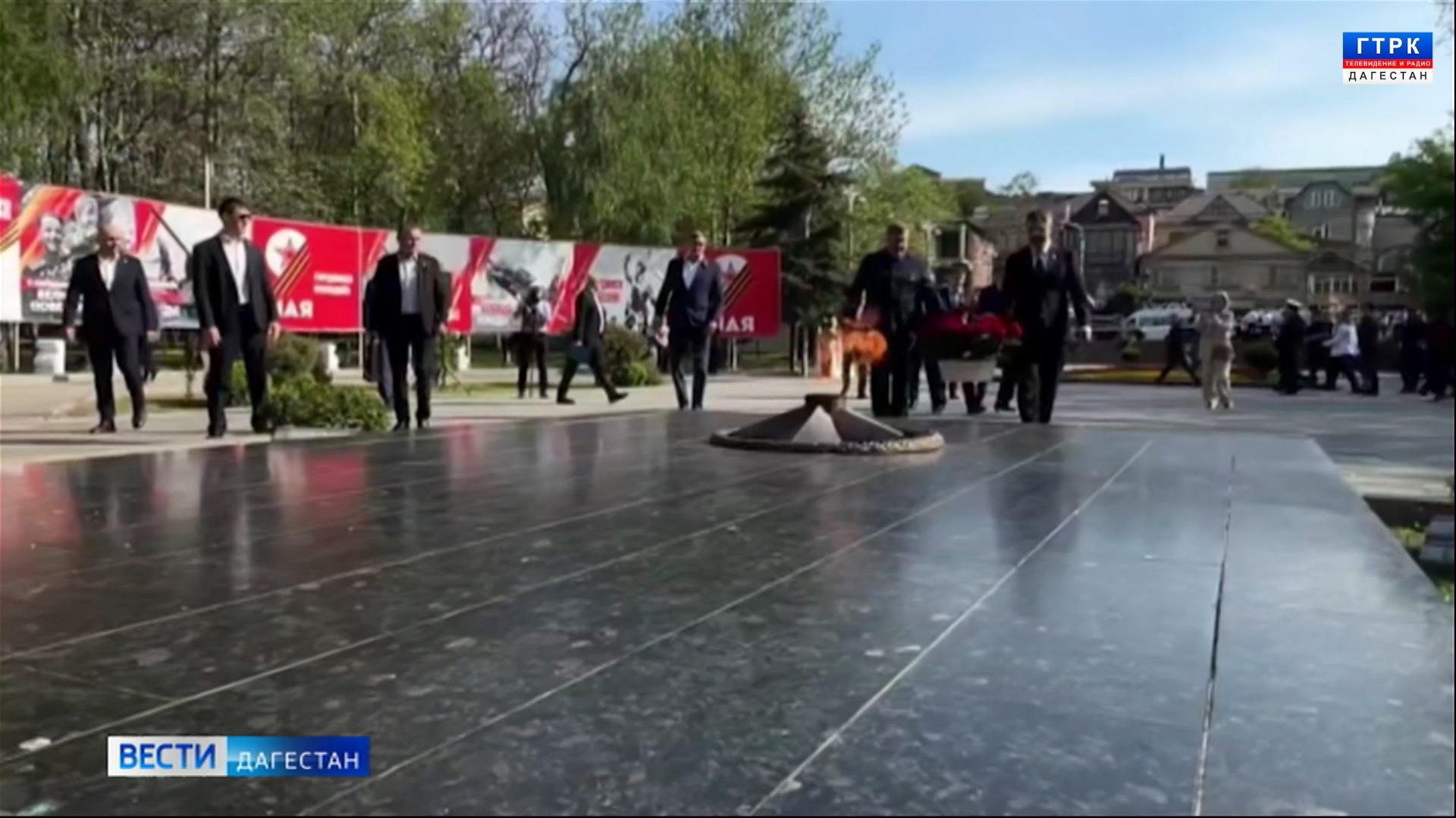 Сегодня утром в Махачкале у Вечного огня возложили цветы к мемориалу Воина-освободителя