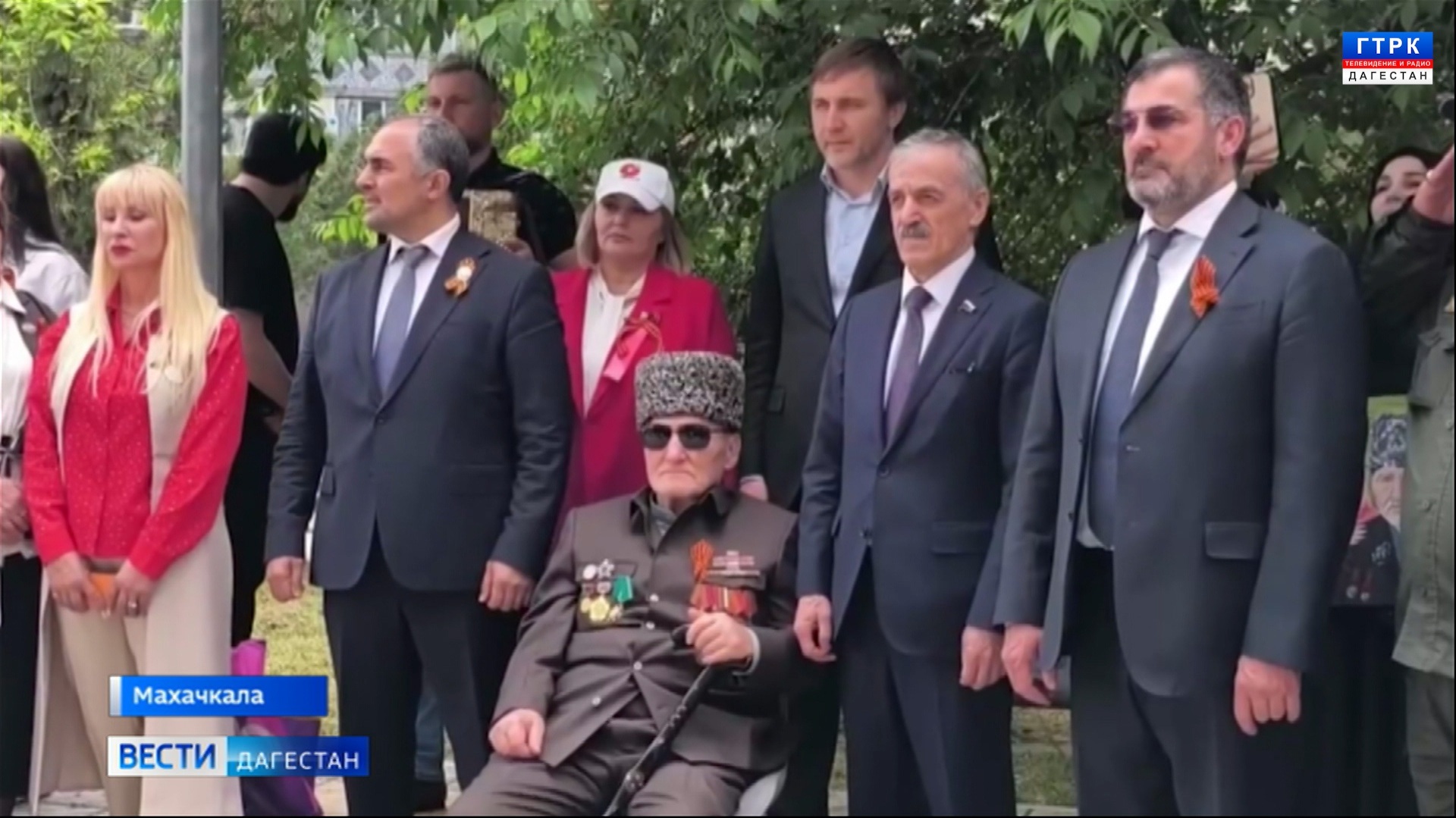 В Махачкале и Каспийске для ветеранов провели персональные парады и праздничные концерты