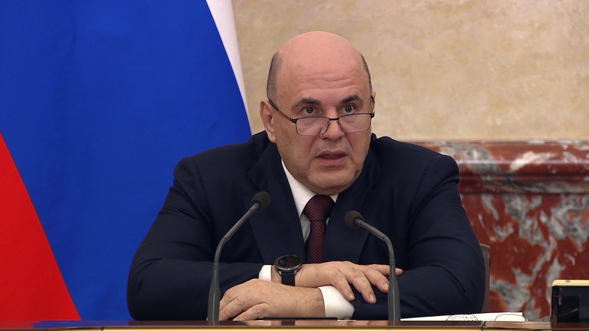 Правительство списывает долги по бюджетным кредитам регионам и выделяет средства на восстановление дорог