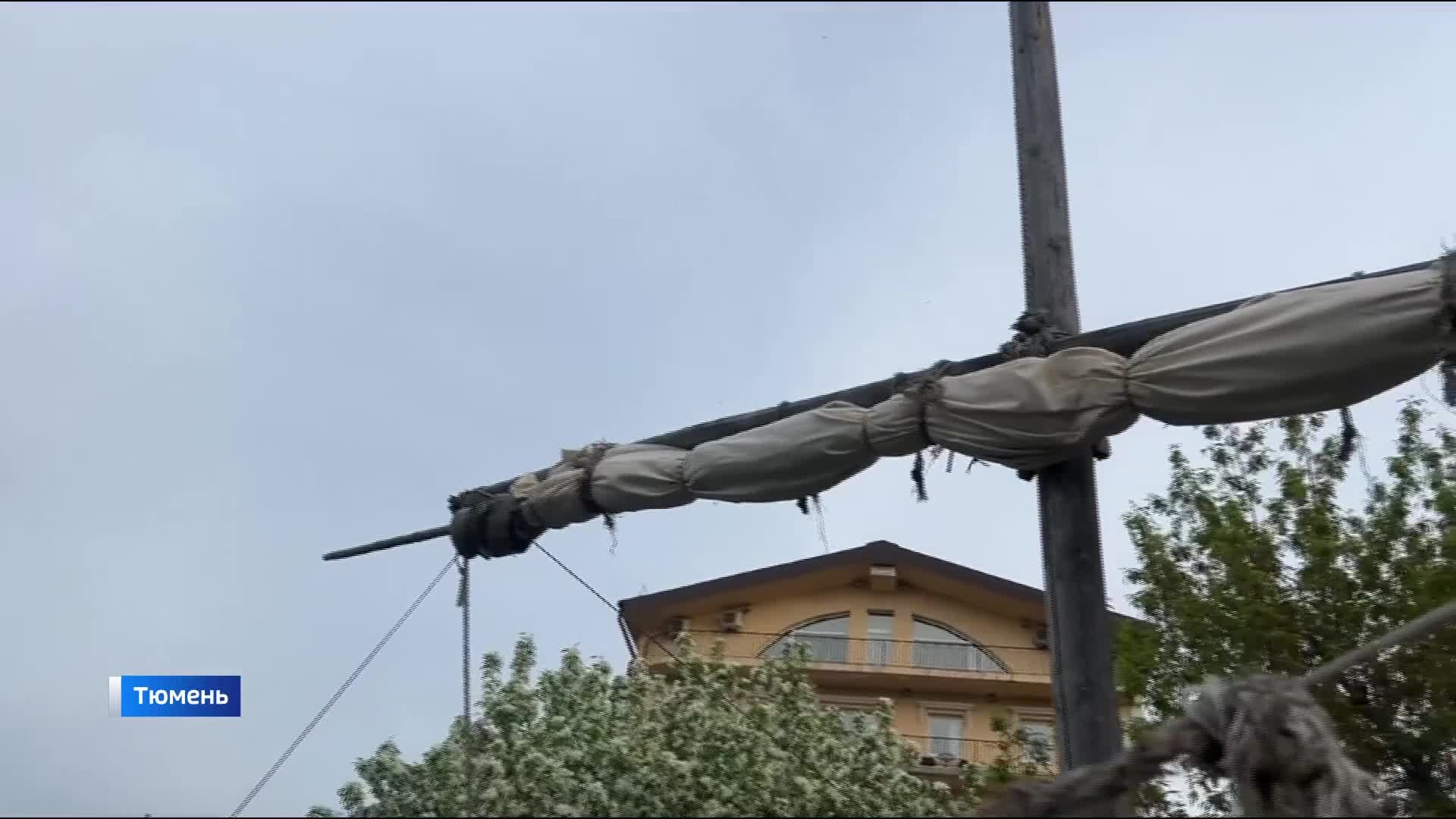 Дощаник установили у музея "Городская Дума" в Тюмени