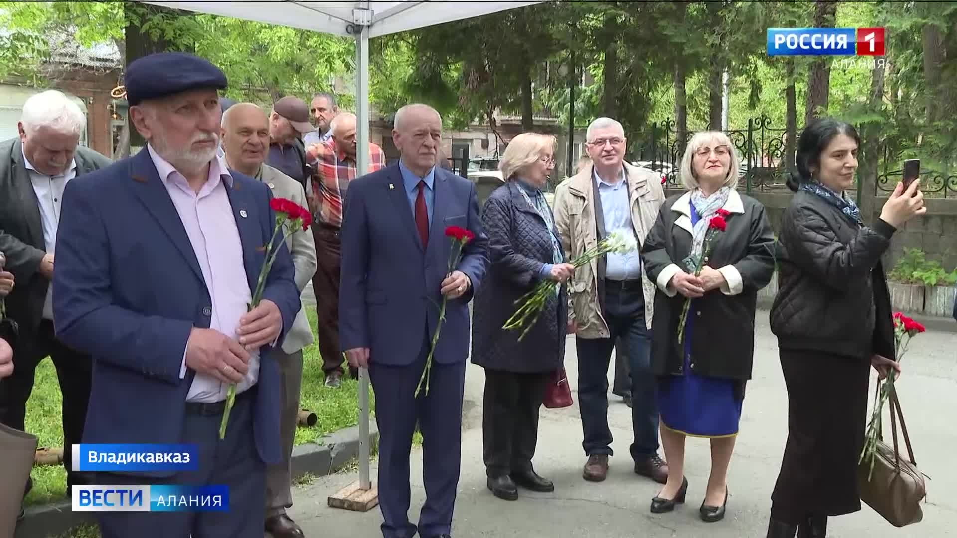 Мероприятие, посвящённое Дню родного языка и литературы, прошло у памятника выдающемуся деятелю культуры Георгию Малиеву
