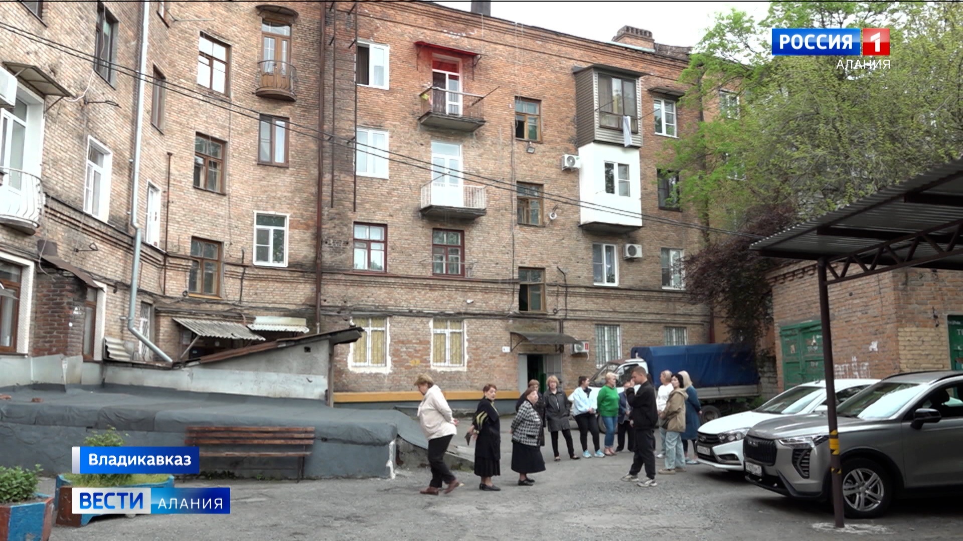 Жильцы дома на Маркова, 25 жалуются на техническое и внешнее аварийное состояние дома