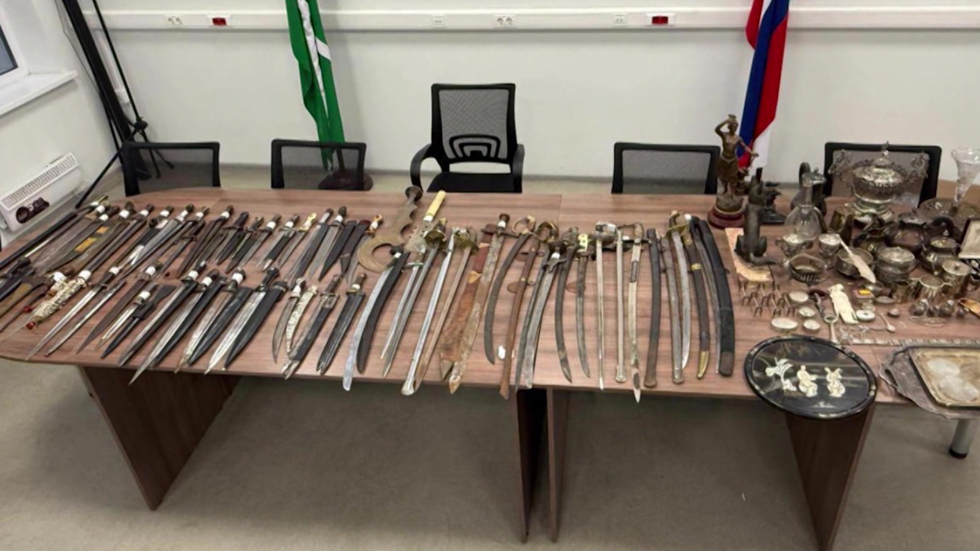 Настоящий клад в багажнике автомобиля нашли таможенники пограничной службы