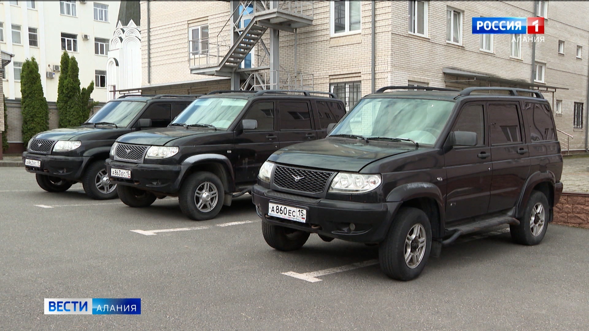 Сотрудники СУ СКР по Северной Осетии передали автомобили с гумпомощью участникам СВО
