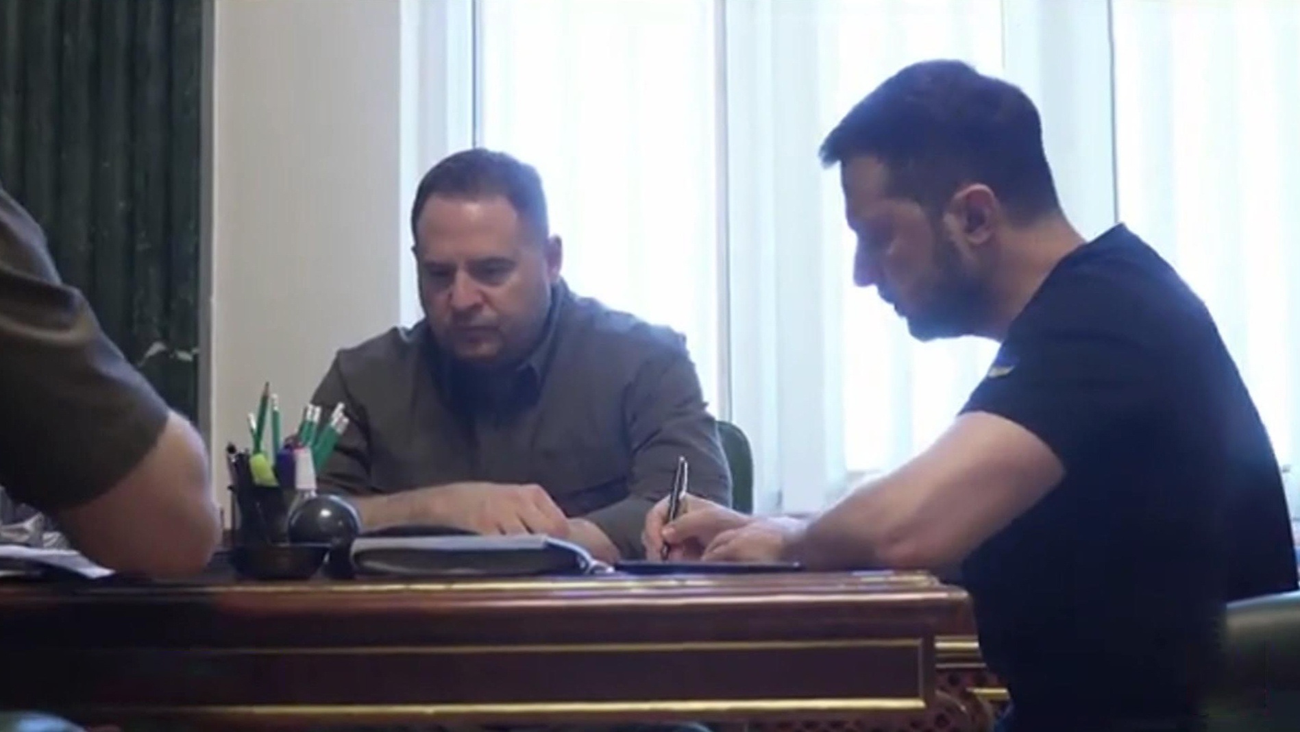 "Ермак освобожден под залог: коррупционное дело и государственная охрана"
