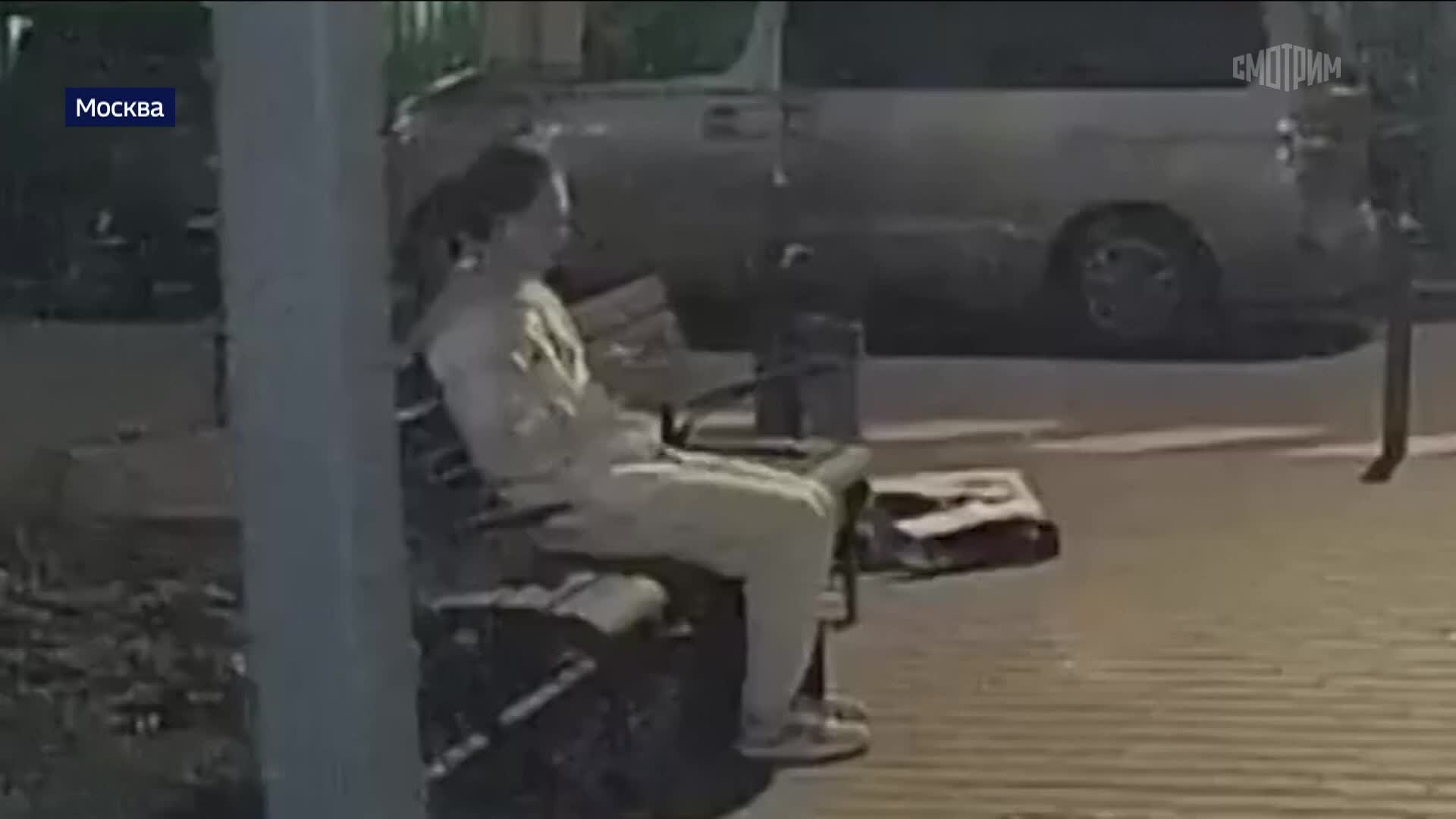 Короткая встреча на скамейке в столице обернулась для 26‑летнего москвича серьезными потерями