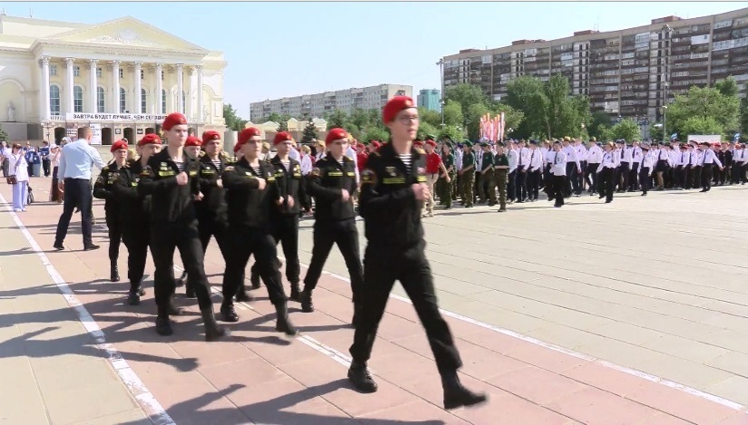 Городской смотр строя и песни среди школьников состоялся в Тюмени