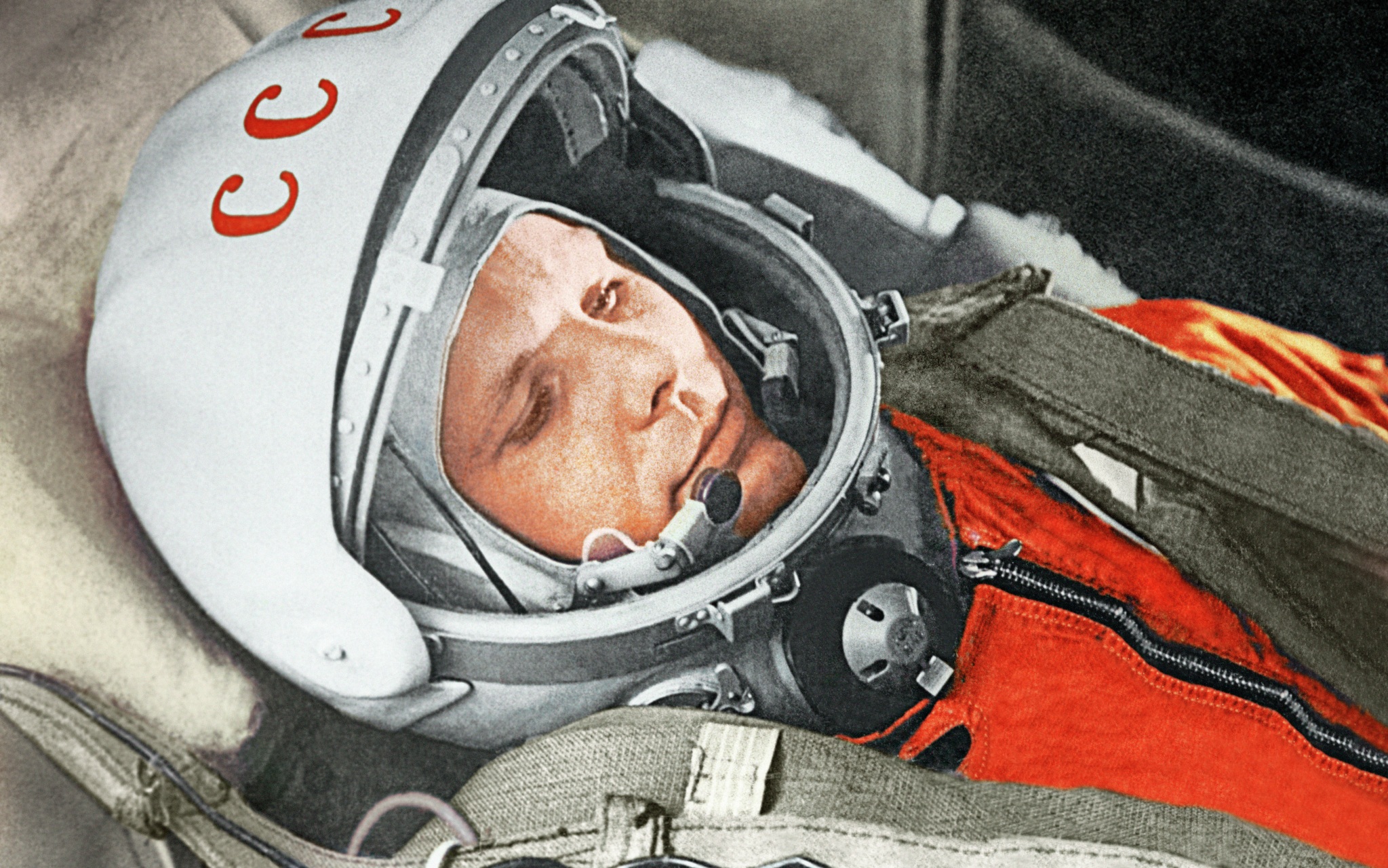 Космонавт Юрий Гагарин в кабине космического корабля "Восток-1" перед стартом. Космодром Байконур, 12 апреля 1961 год