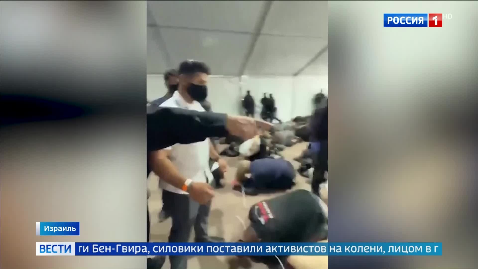 Скандал в израильском правительстве после видео с публичными унижениями задержанных активистов "Сумуд"
