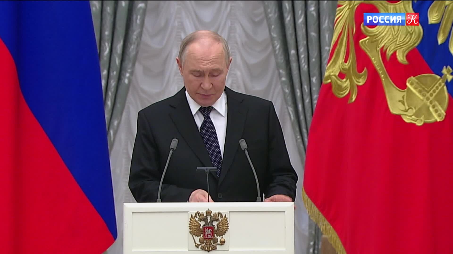 Владимир Путин вручил государственные награды в Екатерининском зале Кремля