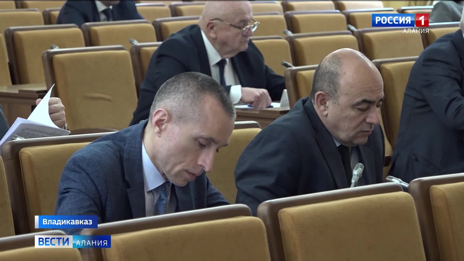 Совет парламента: переселение граждан из аварийного жилья, особенности регулирования земельных отношений