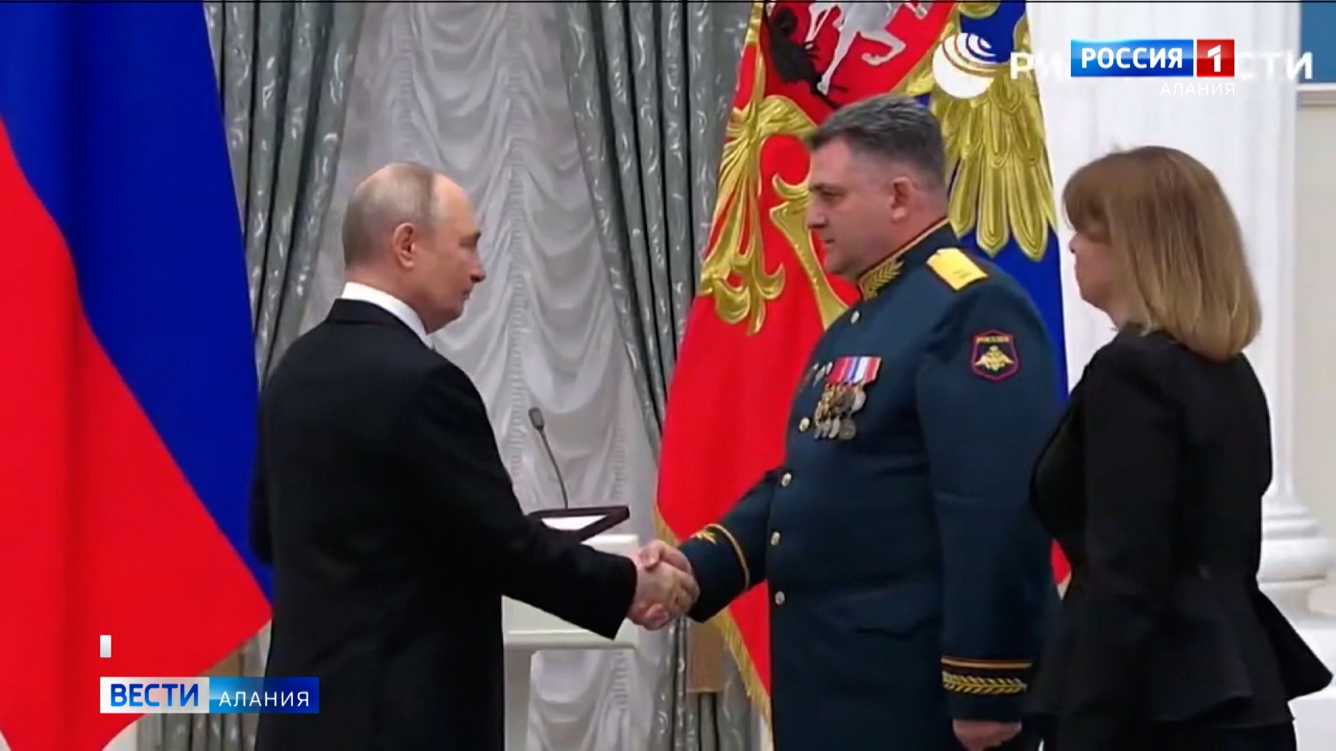 Владимир Путин вручил "Золотую Звезду" Героя России родителям лейтенанта Василия Марзоева