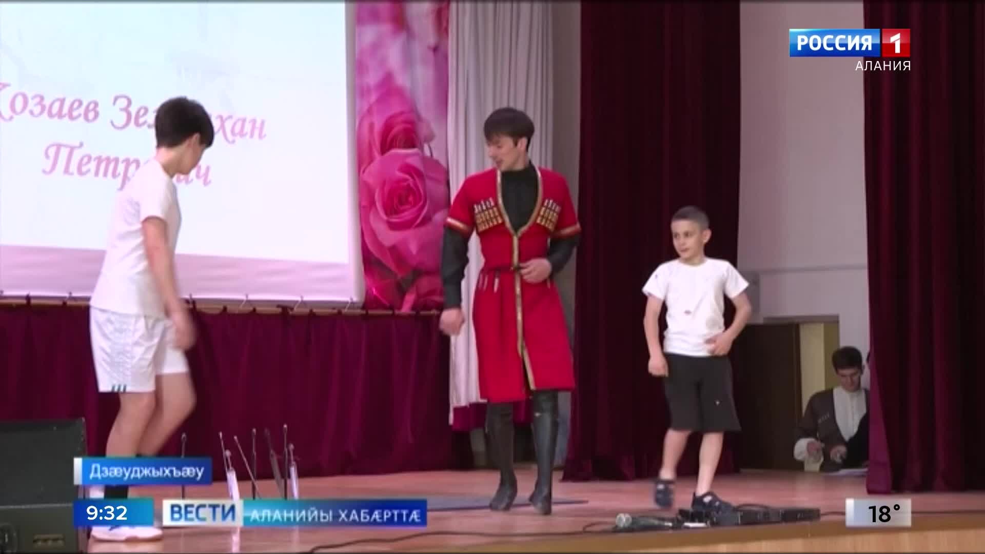 Базарадон-экономикон колледжы студенттæ фембæлдысты Уæрæсейы адæмон артист Козаты Зелимханимæ