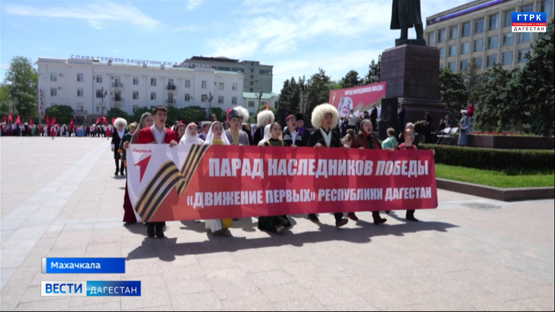Яркие национальные костюмы, прием новых участников в организацию и праздничный концерт