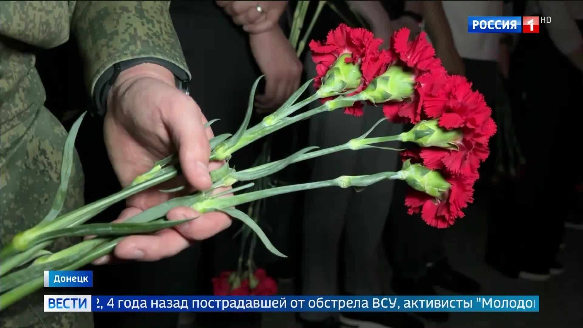 Почтили память жертв в Донецке у школы, пострадавшей от обстрела
