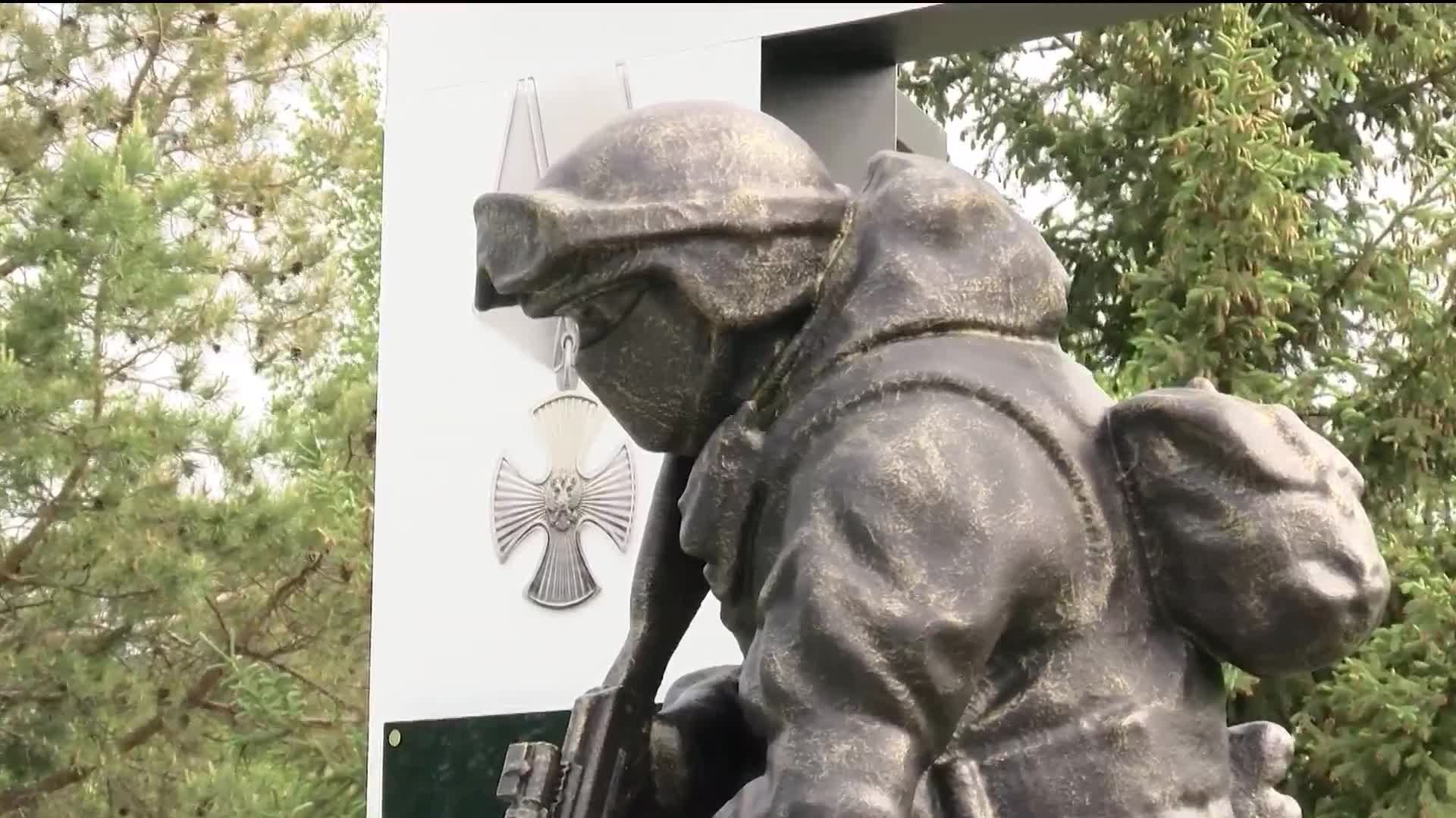 Памятник участникам СВО и волонтерам установили в тюменском парке Пограничников