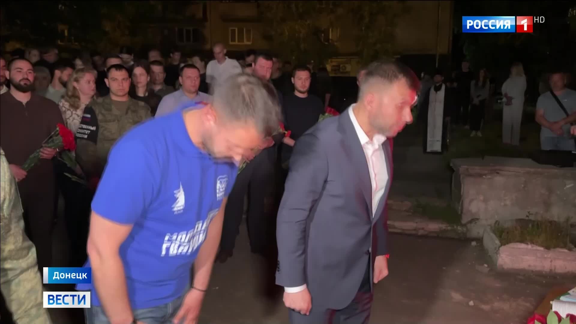 Почтили память жертв в Старобельске в Донецке: мемориальная акция у школы №22.