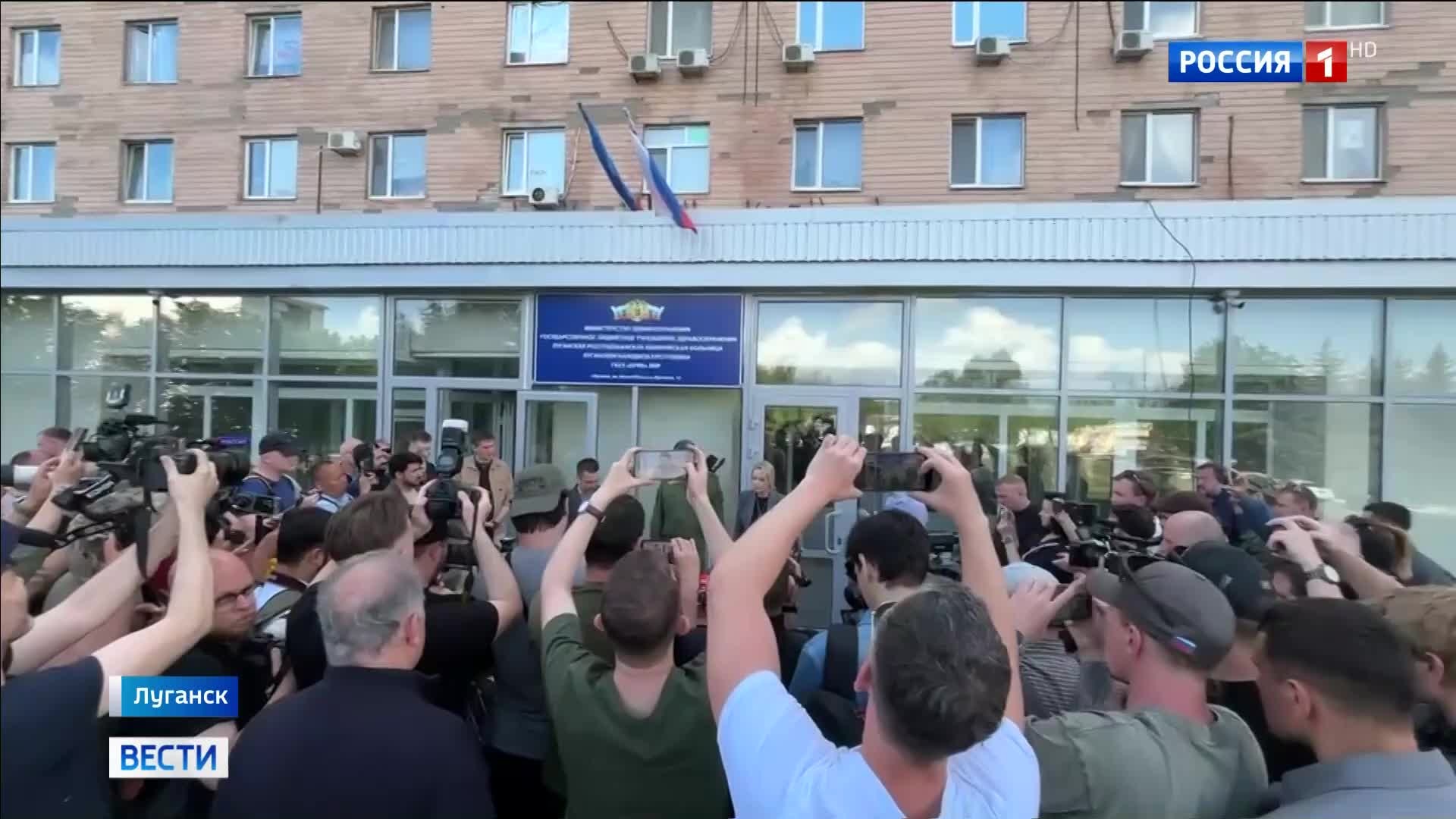 Иностранные репортёры освещают последствия атаки в Луганске: помощь пострадавшим студентам