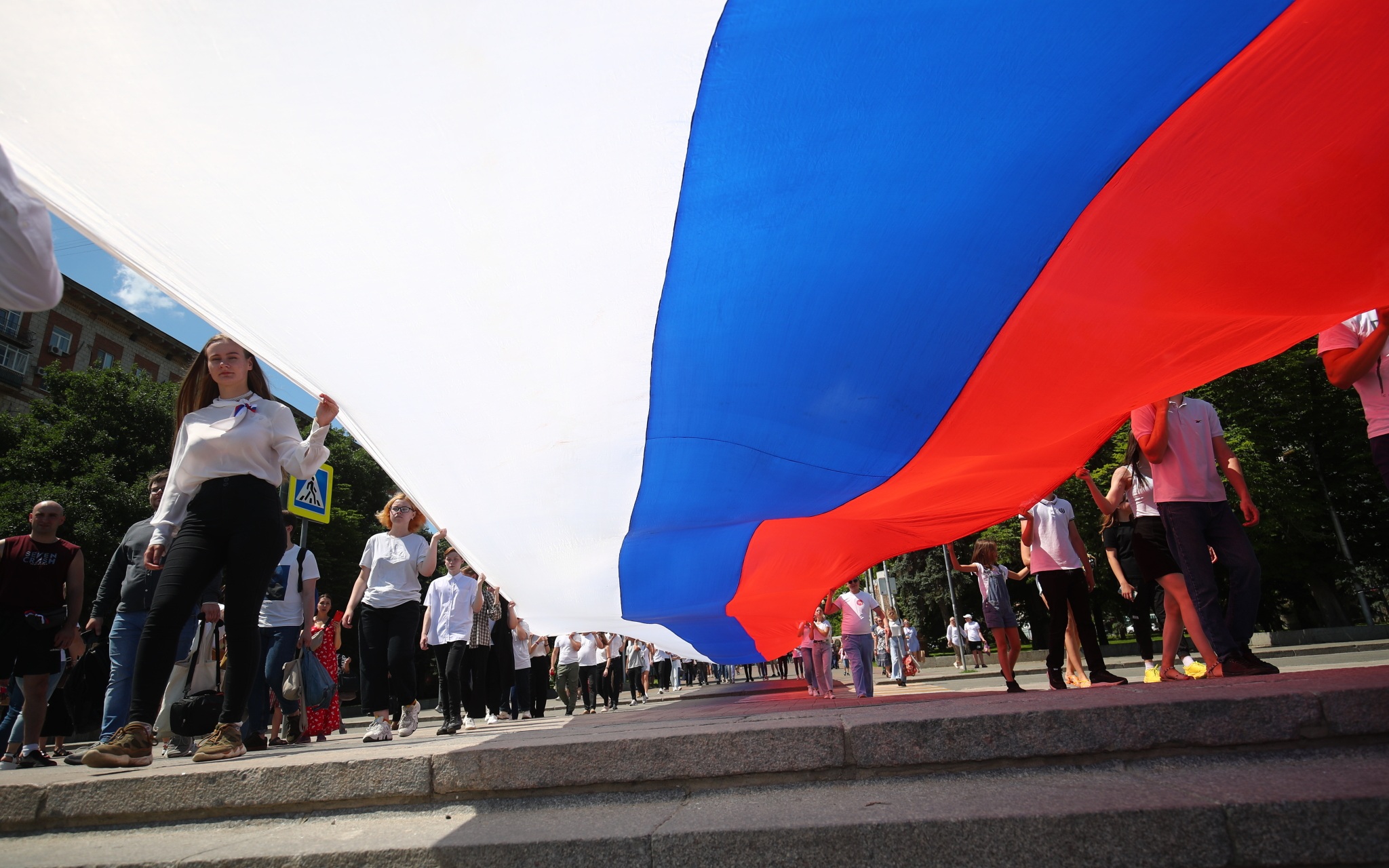Жители Волгограда несут стометровый флаг России по центру города (флешмоб посвящен Дню России)