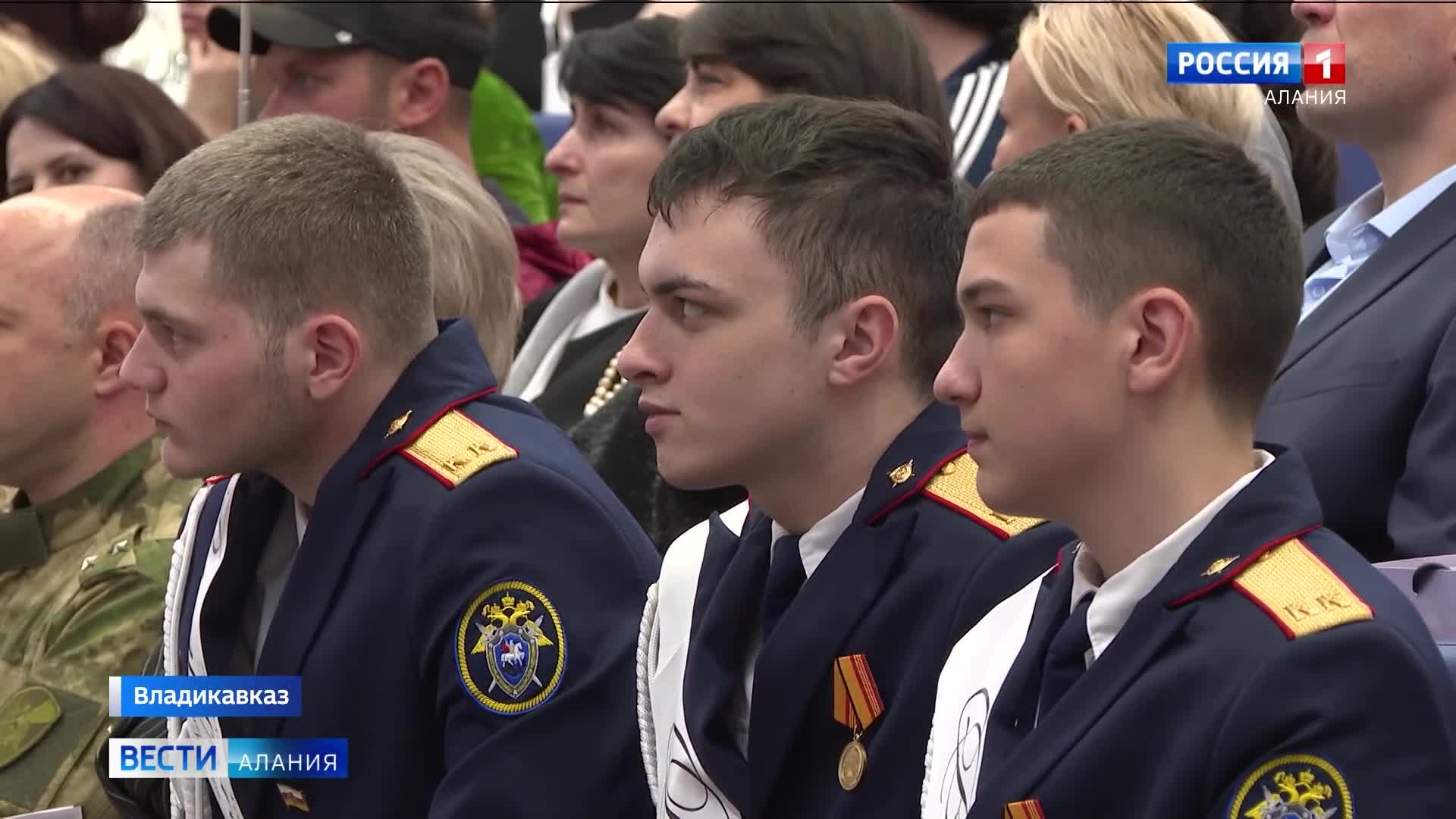 В гимназии "Диалог" наградили педагогов и учеников класса Росгвардии